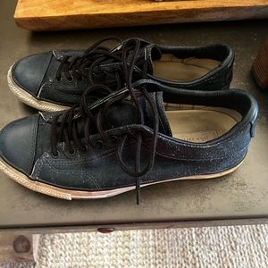 Mens leather Converse x John varvatos Size 10. Used in good condition.